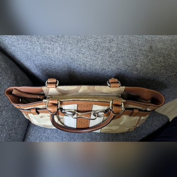 COACH SIGNATURE HAMPTON OPTIC HAND BAG. - Picture 12 of 16